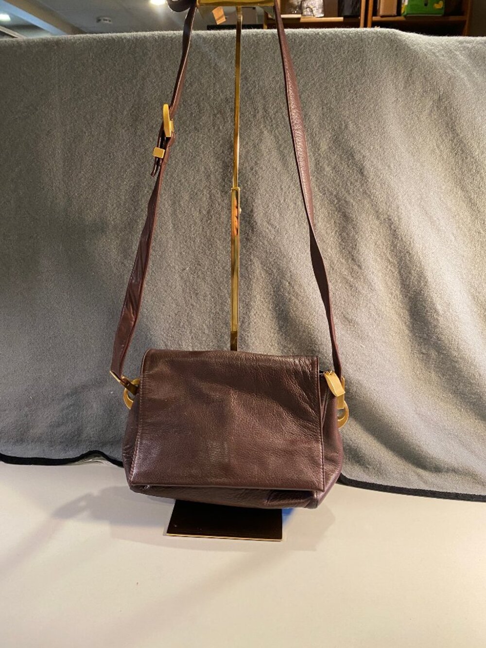 Perlina Signature Brown Leather Shoulder Bag – Gold Hardware, Classic Style